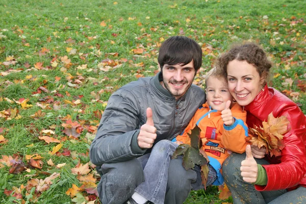 Autumn family with finger OK — Stock Photo, Image