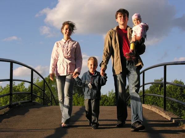 Семья на мосту — стоковое фото