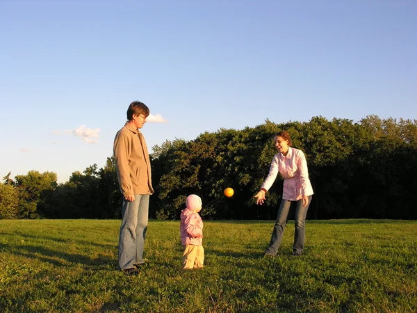 Familj med baby play — Stockfoto