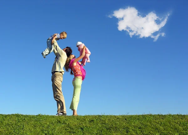 Сім'я з двома дітьми і хмара — стокове фото