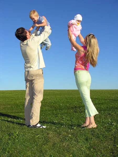 Mavi gökyüzü üzerinde iki çocuklu mutlu aile — Stok fotoğraf