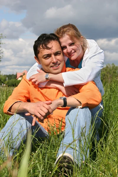 Para w trawie — Zdjęcie stockowe
