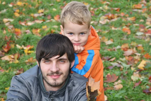 Осенний ребенок с отцом — стоковое фото
