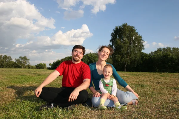 Família com bebê no prado e árvores 2 — Fotografia de Stock