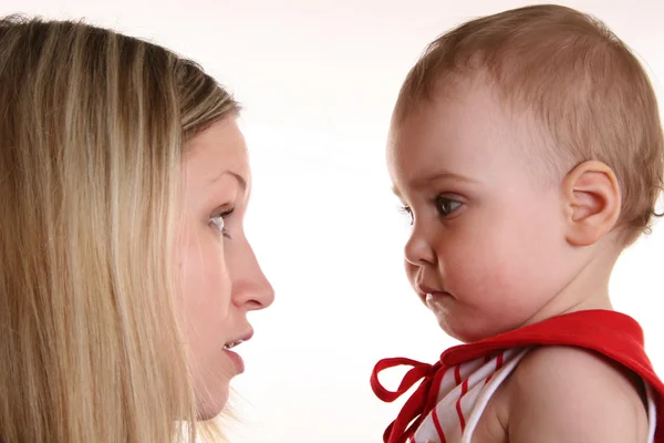Mãe conversa com bebê — Fotografia de Stock