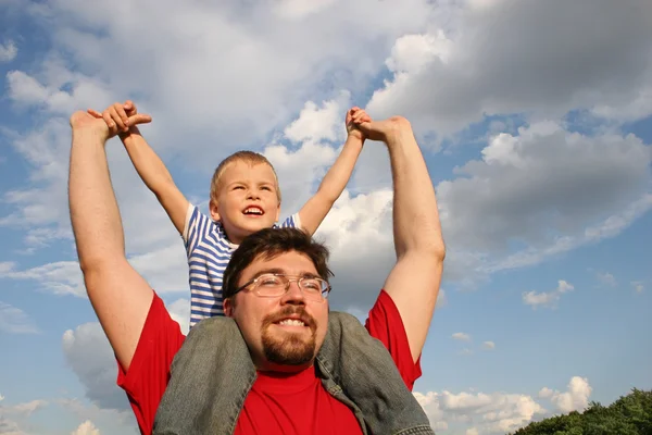 Pai com filho nos ombros — Fotografia de Stock