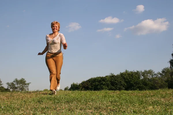 Running girl on meadow — Stock Photo, Image