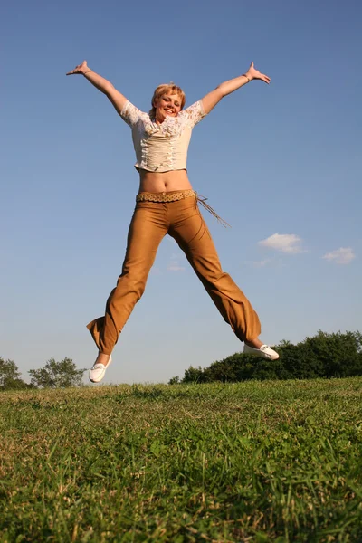 Meisje springen op weide — Stockfoto