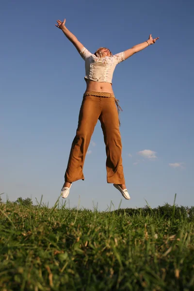 Salto menina no prado 2 — Fotografia de Stock