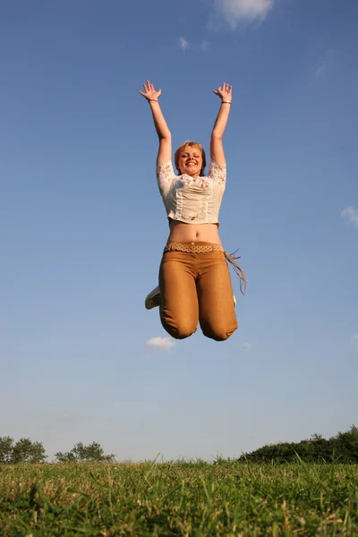 Meisje springen op weide 3 — Stockfoto