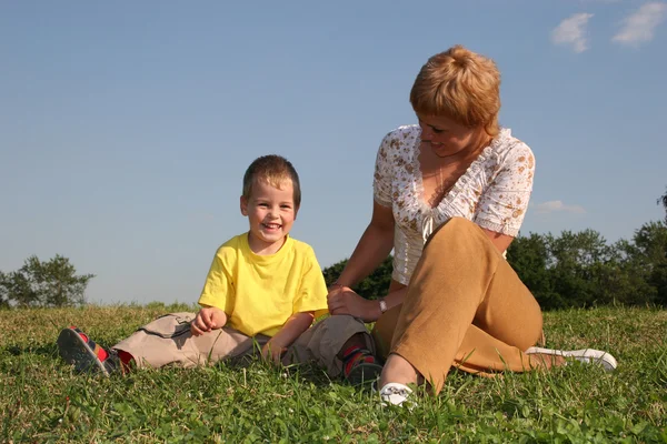Мальчик с белокурой матерью — стоковое фото