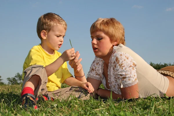 母亲与男孩在草地上 — 图库照片