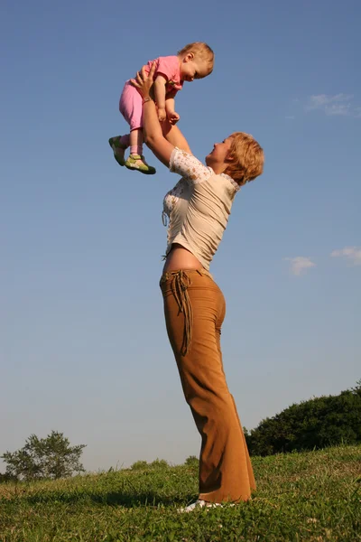 Dziecko na rękach matki — Zdjęcie stockowe