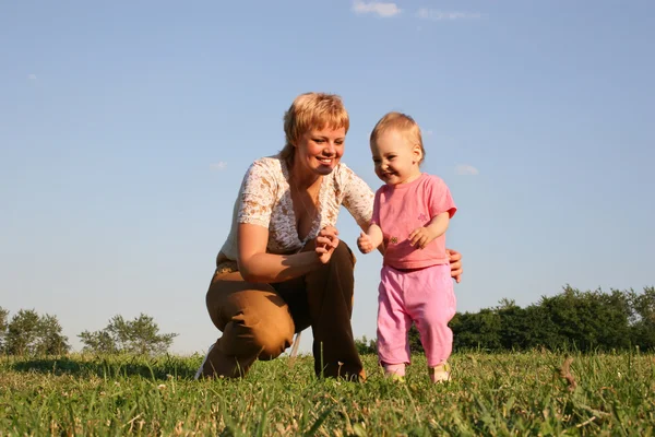 Madre con el bebé en el prado —  Fotos de Stock