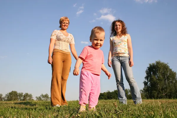 Ребенок с двумя девочками — стоковое фото