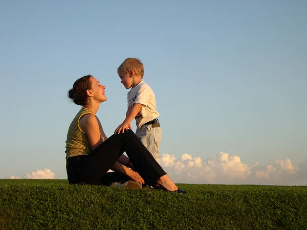 Madre con hijo en la puesta del sol —  Fotos de Stock