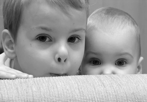 Les yeux. enfant avec bébé — Photo