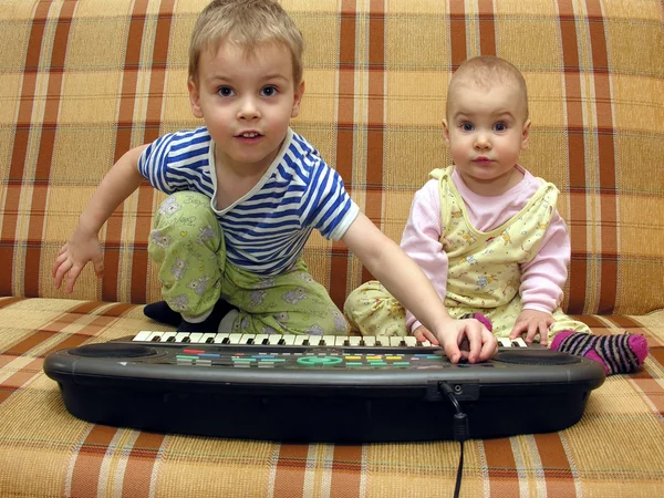 Kind en baby spelen — Stockfoto