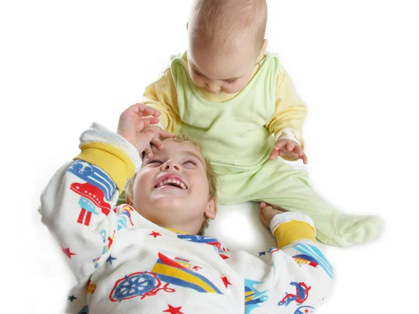 Παιδί με μωρό σε λευκό — Φωτογραφία Αρχείου