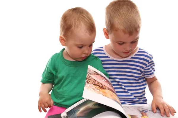 Дети и книга — стоковое фото