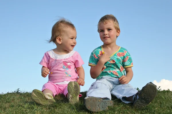 Bambini su erba — Foto Stock