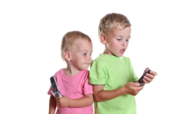 Дети с телефонами — стоковое фото