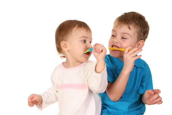 Діти з зубними щітками — стокове фото