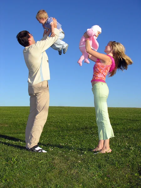 Счастливая семья с двумя детьми на голубом небе 3 — стоковое фото