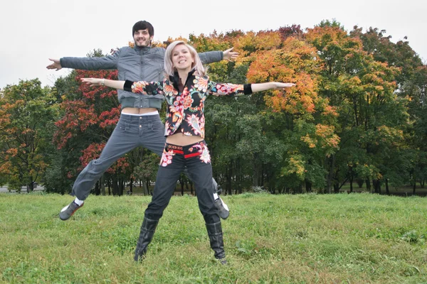 秋のカップル ジャンプ — ストック写真