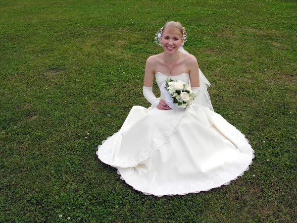 Braut auf Gras — Stockfoto