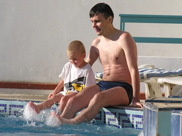 Père et fils. piscine . — Photo
