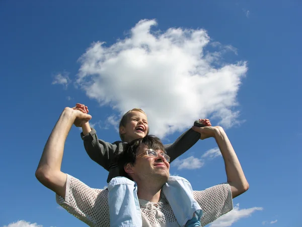 Pai com filho em ombros dia ensolarado — Fotografia de Stock