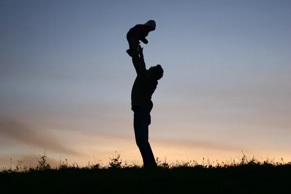 Silueta padre con bebé — Foto de Stock