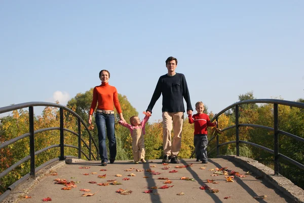 Familia de cuatro en puente —  Fotos de Stock