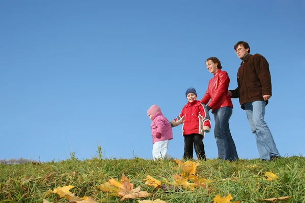 Familia de otoño de cuatro y cielo claro — Foto de Stock