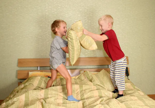 Niños juegan con almohadas —  Fotos de Stock