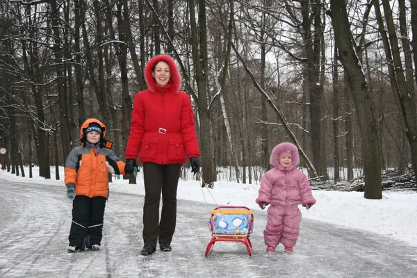 Madre con figli. inverno — Foto Stock