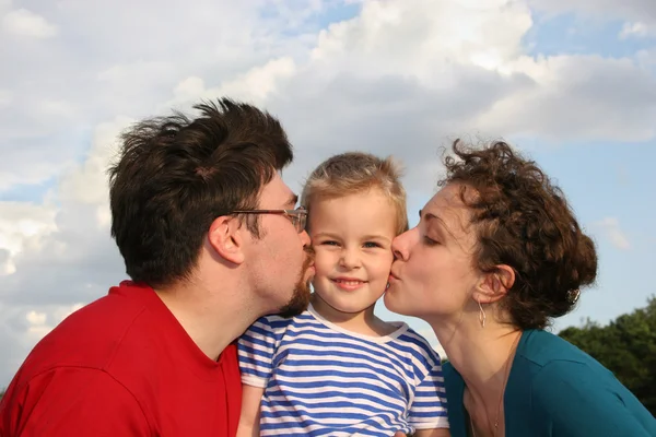 Rodzice pocałunek syna — Zdjęcie stockowe