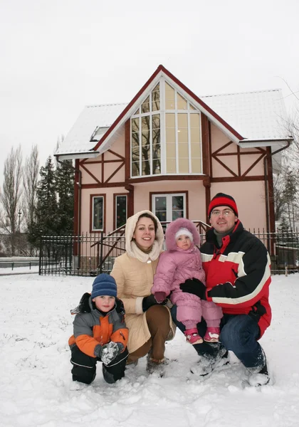 Zimowy dom rodzinny — Zdjęcie stockowe