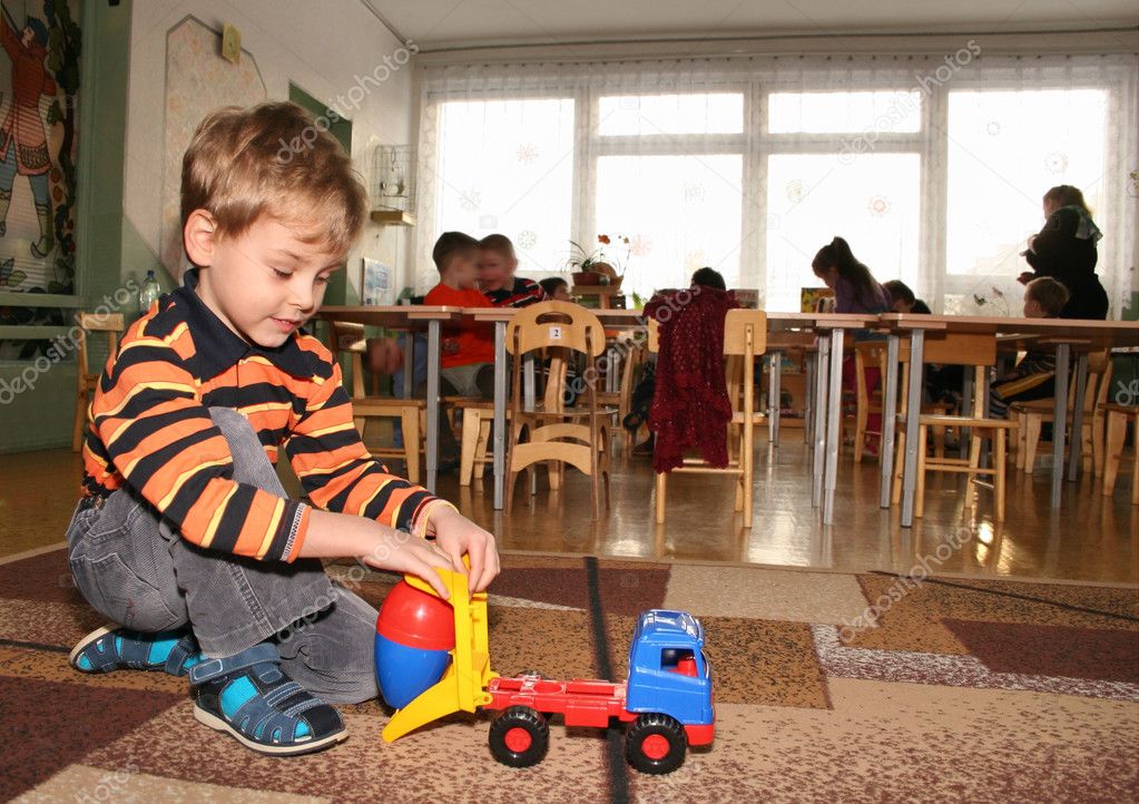 Мальчик в садике. Мальчик ребенок детский сад. Мальчишки в детском саду. Дети мальчики в садике.