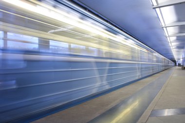 Metro İstasyonu, tren hareket