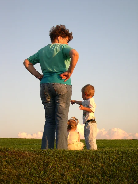 Mutter mit Kindern Wiese Sonnenuntergang — Stockfoto