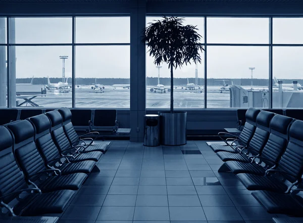 Aeroporto da sala de espera. Azul. aviões — Fotografia de Stock