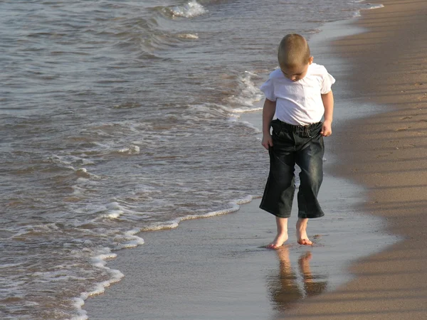 Caminhada da criança na praia — Fotografia de Stock