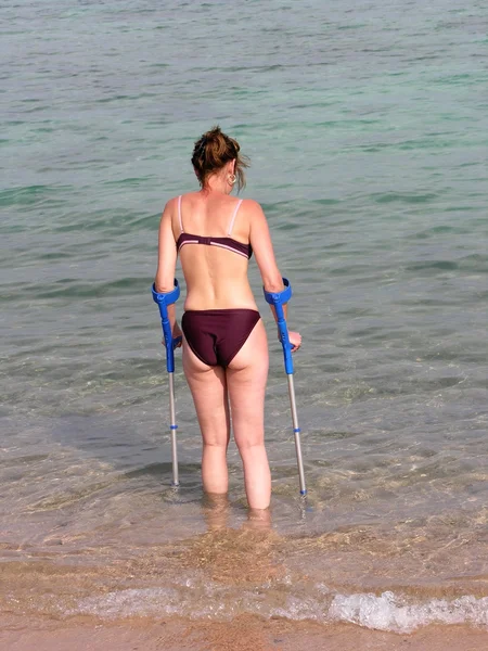 Инвалид на пляже — стоковое фото