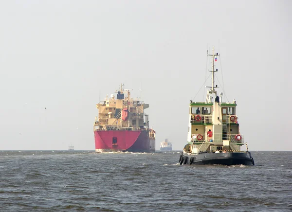Tankfartyg och bogserbåt — Stockfoto