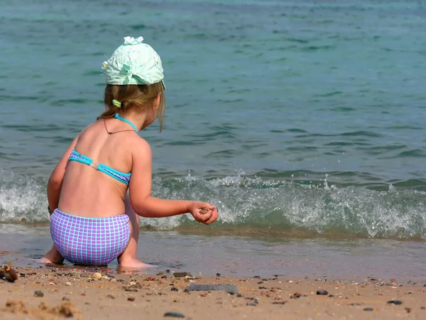 Menina pequena na praia — Fotografia de Stock
