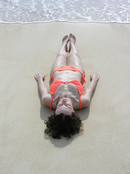 ビーチに横たわって、女の子 — ストック写真
