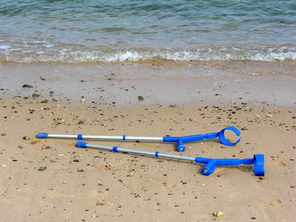 Crutches on beach — Stock Photo, Image