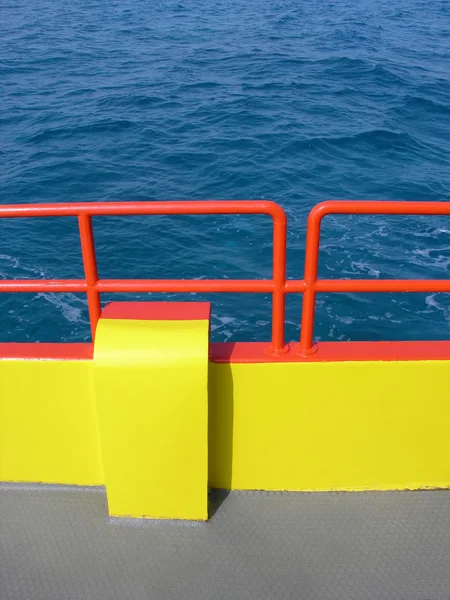 Кольорова дошка на морі — стокове фото